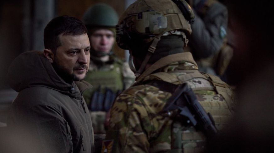 Odvaha pod palbou. Ukrajina zveřejnila fotky Zelenského v Bachmutu